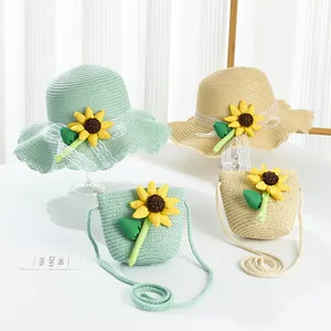 Detail von Sonnenblumen-Strohhut und passender Tasche mit Spitze und Wellenrand