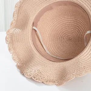 Detailansicht der inneren Spiralwebstruktur und des rosa Schweißbands des Strohhuts