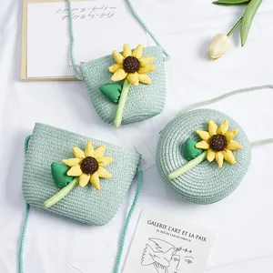 Detailopname van mintgroene strooien tasjes met decoratieve zonnebloemen voor meisjes