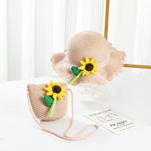 Detailaufnahme von Strohhut und Tasche mit Sonnenblume und weißer Spitzenverzierung