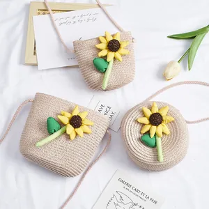 Detail van stro schoudertassen voor meisjes met zonnebloemdecoraties op lichte achtergrond