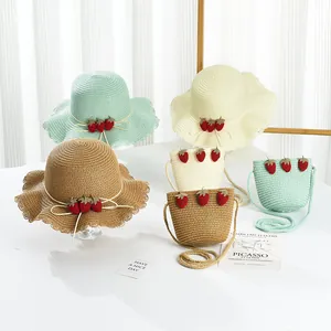Chapeau de paille et sac bandoulière assorti avec décor fraise pour fillettes