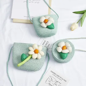 Driedelige set mintgroene geweven strooien tassen voor meisjes met stoffen bloemen