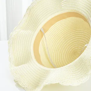 Chapeau de paille beige pour enfants avec bord ondulé et détail de fraise
