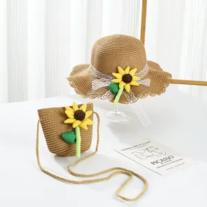 Detail von Strohhut und passender Tasche mit Sonnenblumen-Akzenten und Spitze