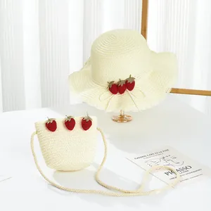 Détail de l'ensemble chapeau de paille enfant et sac fraise pour protection solaire