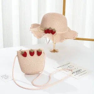 Ensemble chapeau de paille rose et petit sac avec motifs fraises pour petites filles