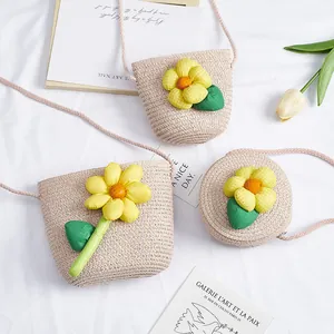 Detail van rieten kinderpoffertjes met 3D-bloemen op een witte stoffen achtergrondstijl
