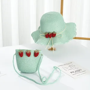 Détail de l'ensemble chapeau de paille vert menthe et sac avec motifs fraises