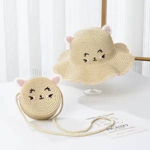 Détail de chapeau de paille et sac rond avec oreilles de chat brodées pour filles