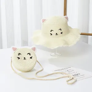 Détail d'un chapeau et sac en paille pour fille avec broderie mignonne d'oreilles de chat