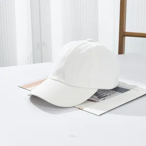 Detail der weißen Baumwoll-Baseballkappe mit 6-Panel-Struktur und vorgebogenem Schirm