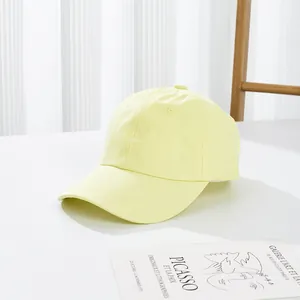 Detail einer hellgelben Baumwoll-Baseballkappe mit Sechs-Panel-Design und verstärkter Naht