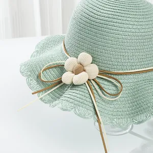 Cappello di paglia verde per bambine con decoro floreale e tesa ondulata estiva