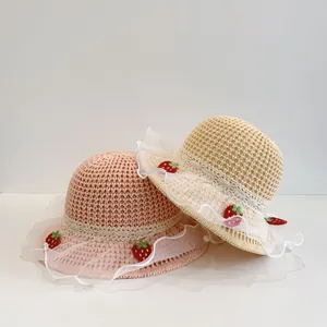 Detail van aardbeien zonnehoed met kant en ademende mesh rand voor babymeisjes