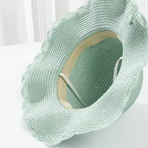 Cappello da sole in paglia verde menta per bambina con tesa ondulata e cinturino