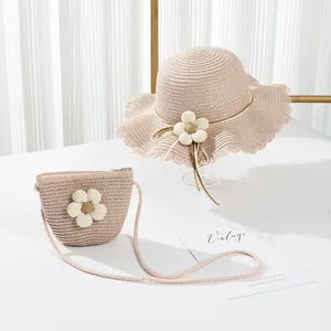 Dettaglio del cappello di paglia rosa e della borsa coordinata con fiori 3D