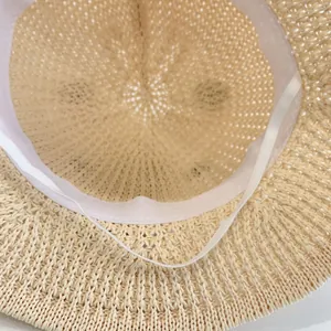 Vue détaillée de l'intérieur du chapeau en paille avec bandeau et cordon élastique