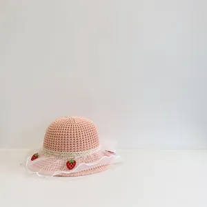 Roze geweven strooien zonnehoed voor meisjes met wit kant en aardbeienpatches