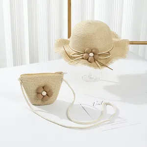 Dettaglio del set cappello di paglia e borsa per bambini con decoro girasole