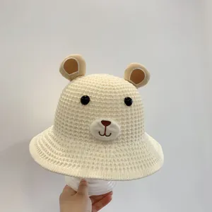 Vue détaillée d'un chapeau de soleil en tricot crème pour enfants avec oreilles d'ours