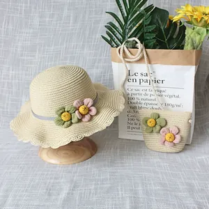 Détail de l'ensemble chapeau de paille et sac assorti avec fleurs pour fille