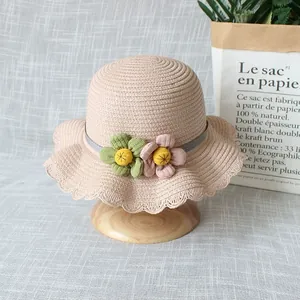 Chapeau de paille pour filles avec fleurs et bord ondulé pour protection solaire