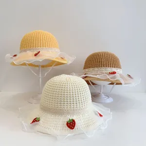 Schattige kinder strohoeden met aardbeien borduursel en kanten rand in drie kleuren