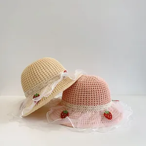 Strohoeden voor kinderen met kanten rand en aardbeienpatches in beige en roze