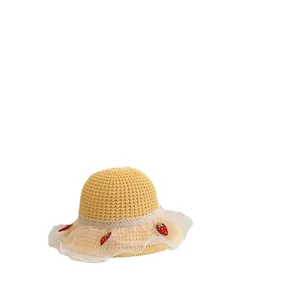 Zomerse strooien zonnehoed voor meisjes met schattige rode aardbeien en witte kant decor