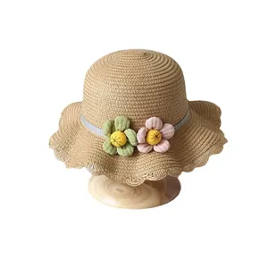 Chapeau en paille beige pour enfants avec bord ondulé et fleurs 3D pour le soleil