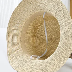 Détail intérieur du chapeau de soleil en lin beige avec bandeau et cordelette élastique