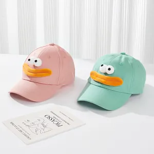 Süße Cartoon-Baseballkappen mit großen Augen und Wurstmund in Rosa und Grün