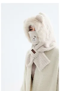 Détail de la texture pelucheuse beige de l'ensemble capuche ours écharpe et gants