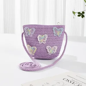 Lila Kinder-Strohtasche mit bunten Schmetterlings-Stickereien für den Sommer