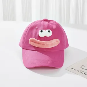 Detailaufnahme der rosa Baseballkappe mit 3D-Augen und Plüsch-Lippen im Cartoon-Stil