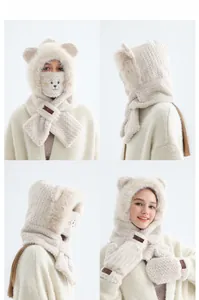 Détail du bonnet d'ours en peluche avec écharpe intégrée, masque et gants assortis