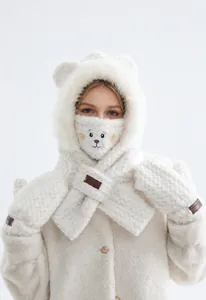 Détail de l'ensemble bonnet-écharpe beige en peluche avec broderie ours douce