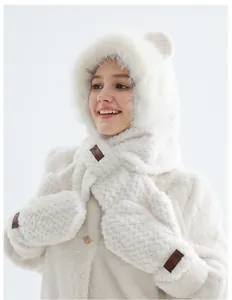 Détail de la capuche ours en peluche blanche avec écharpe et texture gaufrée douce