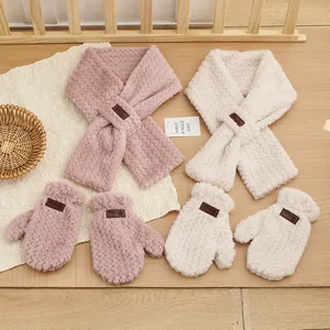 Detail von Plüschschal und Fäustlingen mit Bären-Patch für Kinder im Winterset