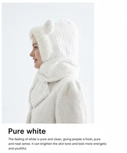 Détail de l'écharpe à capuche ours blanc en peluche avec texture tricotée douce