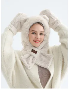 Détail du bonnet écharpe à oreilles d'ours avec étiquette en cuir 'a baby bear'