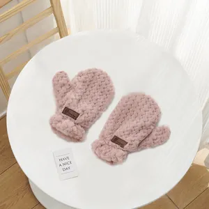 Rosa Plüschfäustlinge für Damen mit weichem Kunstfell und Bären-Lederpatch für den Winter