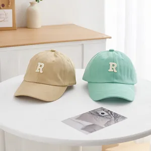 Minimalistische Baumwoll-Baseballkappen mit besticktem R-Logo in Khaki und Minzgrün