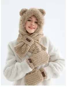 Détail de la capuche à oreilles d'ours et gants avec patch en cuir A Lucky Bear