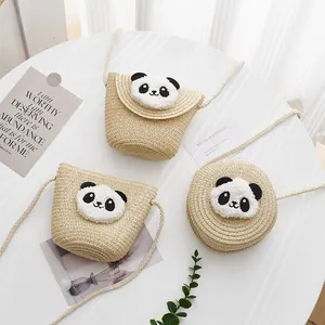Tres estilos de bolsos panda de paja trenzada con caras de felpa y correas de cuerda