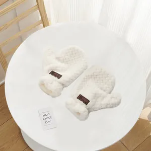 Winter-Fausthandschuhe in Off-White mit Wellentextur und Leder-Bärenetikett für Wärme