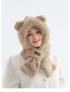 Détail d'une écharpe à capuche oreilles d'ours en peluche douce et fausse fourrure brune