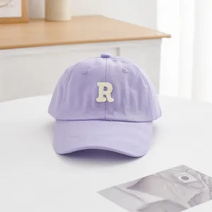 Detail der hellvioletten Baumwoll-Baseballkappe mit hochwertiger weißer R-Buchstaben-Stickerei