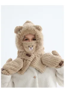 Détail de la capuche oreilles d'ours avec masque et moufles en polaire beige